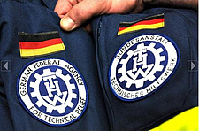 Auf Bekleidungsstücken neueren Herstellungsdatums gibt es wegen der zunehmenden Auslandseinsätze sowohl ein deutschsprachiges als auch ein englischsprachiges Logo.
