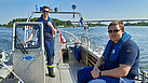 Philipp und Bootsführer Felix auf dem Nord-Ostsee-Kanal Höhe Rader Hochbrücke. Benjamin hat das Foto gemacht.