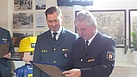 THW-Landesbeauftragter Dierk Hansen und Landespolizeidirektor Gutt bei der Urkundenübergabe.