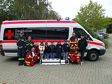 Gruppenbild vor dem Führungskraftwagen (FüKW).