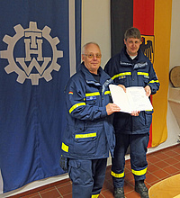 Hans-Peter Möller erhält vom Ortsbeauftragten, Torsten Westphal, dass Helferzeichen in Gold.
