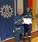 Hans-Peter Möller erhält vom Ortsbeauftragten, Torsten Westphal, dass Helferzeichen in Gold.