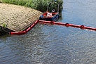 Ausgebrachte Ölsperre mit Uferschutz.
