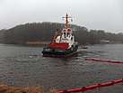 Bootsbesatzung beim Ausbringen der Ölkordel
