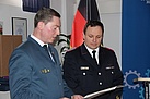 Verleihung des THW-Helferabzeichens in Gold mit Kranz durch Dierk Hansen an den Wehrfürhrer der Feuerwehr Rendsburg, Gerrit Hilburger.