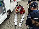 Birte erklärt den Umgang der Schaufeltrage.