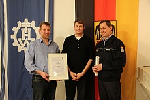 Von rechts: Dierk Hansen (Landesbeauftragter), Torsten Westphal (Ortsbeauftragter), Dirk Lentfer mit Ernennungsurkunde (Geschäftsführer).